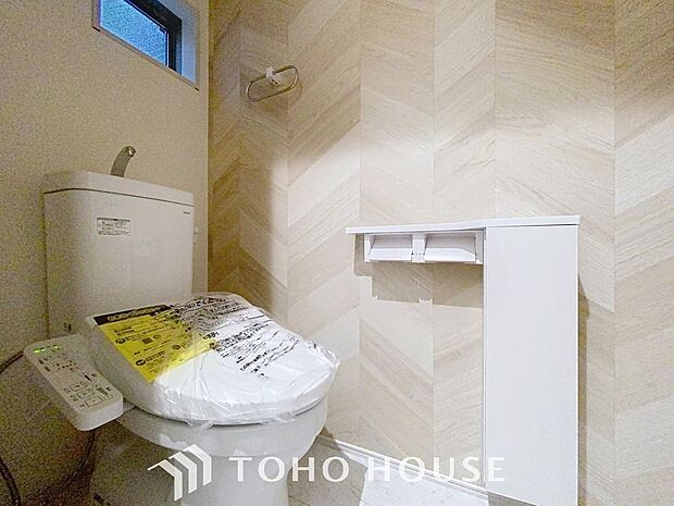 「温水洗浄便座付きトイレ」トイレは快適な温水洗浄便座付です。清潔感のあるホワイトで統一しました。いつも清潔な空間であって頂けるよう配慮された造りです。