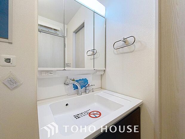 「洗面台」大きな鏡で朝の準備もばっちり。収納も多く、洗剤など日用品の保管にも便利です。