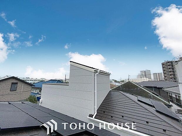 「穏やかな街並みの眺望」穏やかな街並みを一望しながら、爽やかな風と柔らかく降り注ぐ陽光を感じて頂けます。心地良い開放感が暮らしにゆとりと充足感をもたらします。