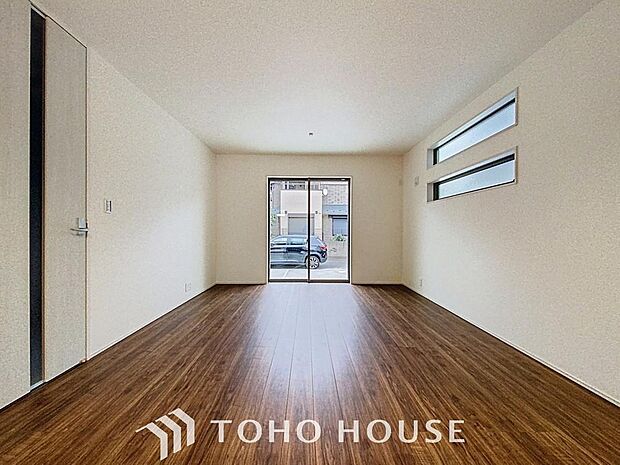 「南向き。陽当り良好。」大きな窓辺からの日差しが暖かい室内は、自然と住まう人の気分も明るくなり、リビングでの素敵なワンシーンが演出されます。