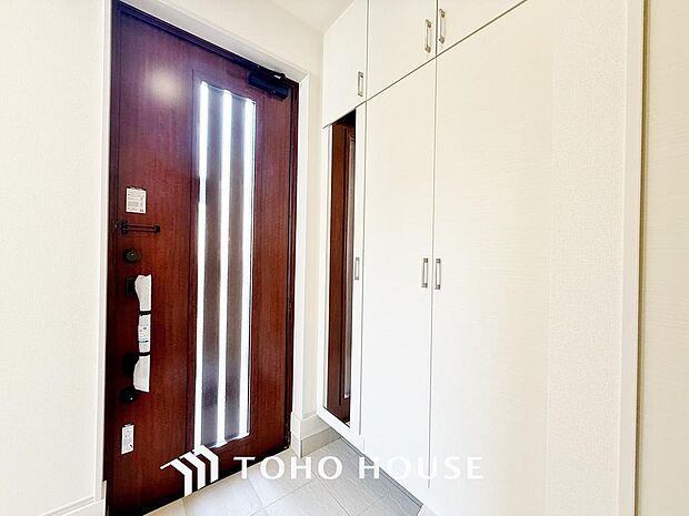 「玄関」人を迎え入れる最初の場所だからこそ、清潔感があり纏まった空間にして頂ける様にゆとりあるシューズボックスを設置しました。おでかけの時も帰宅の時も、すっきりとした玄関は気持ちが良いものです。