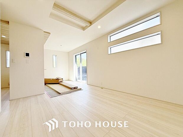 「寛ぎ空間。リビング」家族の会話や笑顔が行き交うリビングで、大きなソファやダイニングテーブルでゆったり食事をしたりくつろぎたい。そんな夢が叶えられる空間です。