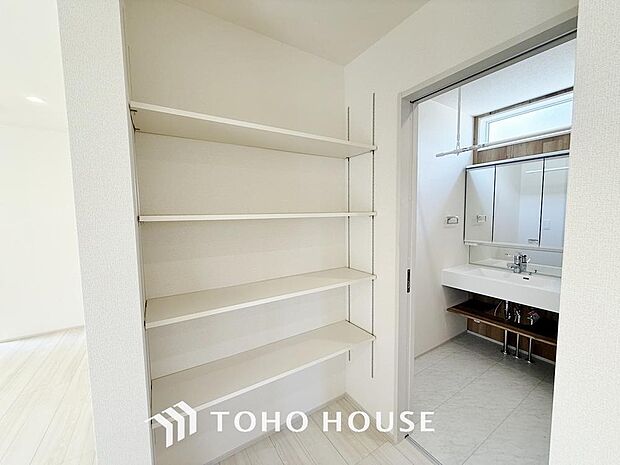 「キッチン・パントリー収納」キッチン横にはパントリー収納を設置。効果的な日常備蓄ができ、日々の収納だけでなく、防災面での備えとしても有効活用できます。