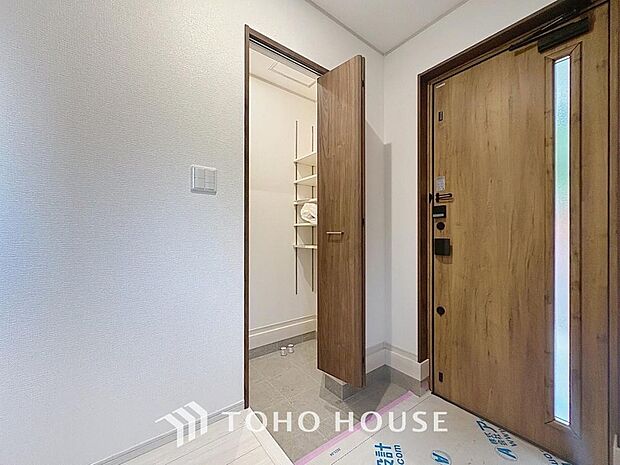 「玄関」家の中でお客様を迎える最初の場所である玄関。豊富な玄関収納で、常に綺麗に保つことが出来ます。