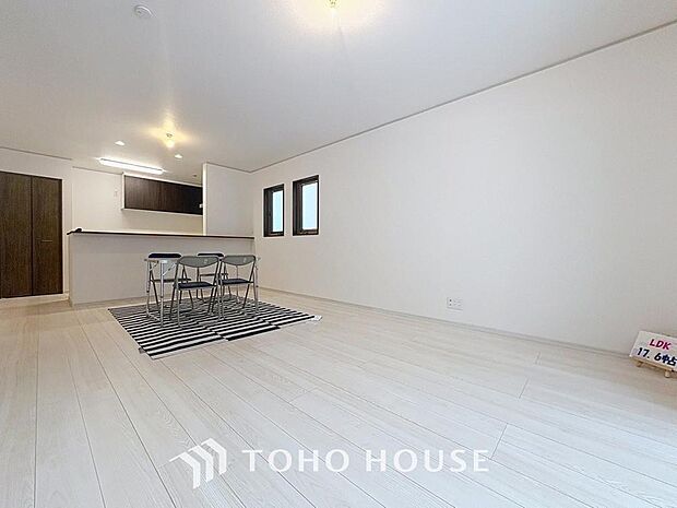 「団欒の場」家族の会話や笑顔が行き交うリビングで、大きなソファやダイニングテーブルでゆったり食事をしたりくつろぎたい。そんな夢が叶えられる空間です。