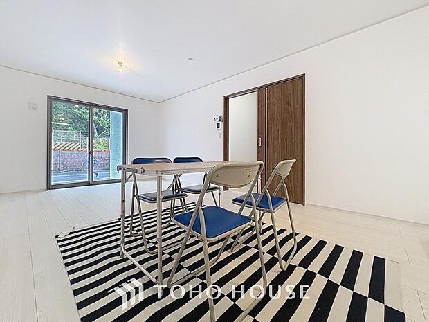 「家族団欒の寛ぎ空間」大きな窓辺からの日差しが暖かい室内は、自然と住まう人の気分も明るくなり、リビングでの素敵なワンシーンが演出されます。