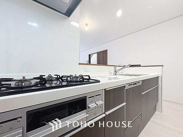 「家事時短の叶うキッチン◎」効率よくお料理ができる3口コンロ・食洗機・出し入れしやすいスライド収納を完備したシステムキッチン。確かな機能性を実感頂けます。