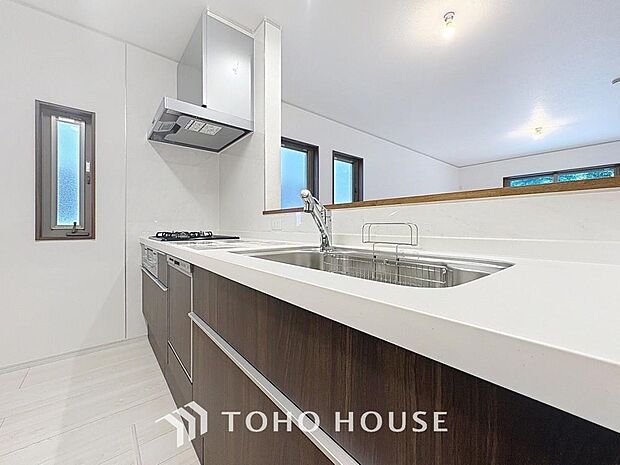 「窓あり×キッチン。」作業スペースを多くとったキッチンには、コンロ横にスリット窓を設置し通気性と明るさを取り入れました。