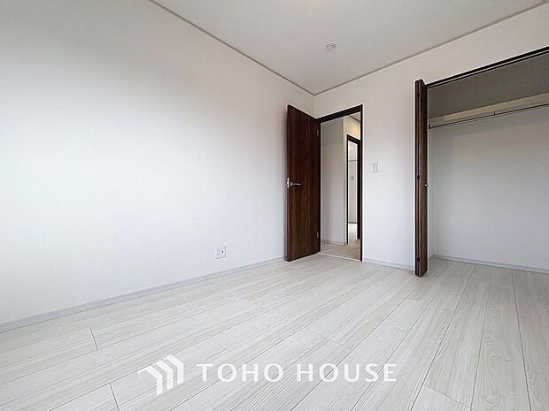 「スッキリ収納の居室」お子様の成長に合わせて机やベットを自由にレイアウトできるようにと、小さな自立心を育むお部屋作りを見越してご覧下さい。