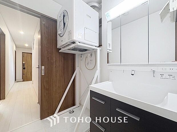 「洗面所」明るく清潔感のある色調で纏められた洗面室は、機能性に富んだ三面鏡と使い勝手の良い収納を完備した洗面台を設置しております。