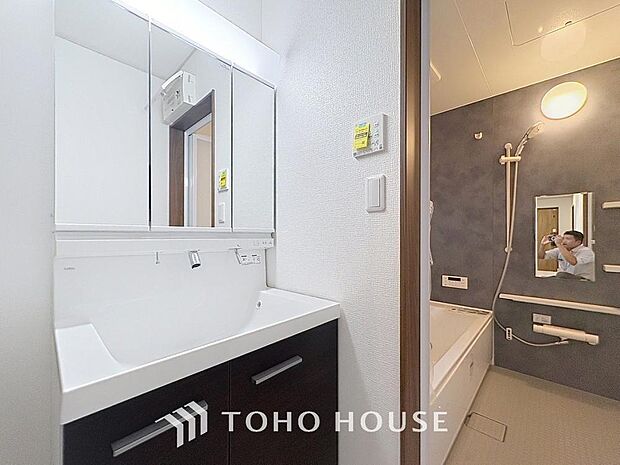 「洗面台」洗面台には三面鏡を採用。身だしなみを整えやすい事はもちろんですが、鏡の後ろに収納スペースを設ける事により、散らかりやすい洗面スペースをすっきりさせる事が出来るのも嬉しいですね。