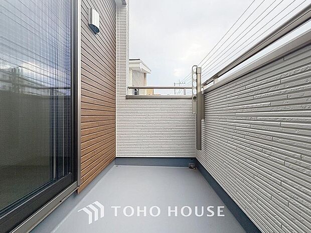 「バルコニー」都市型生活をより快適にコーディネートするかのように、周りの情景とマッチしたバルコニー。住まうご家族の心地よさを最優先したバルコニーでは様々な時間を楽しめます。