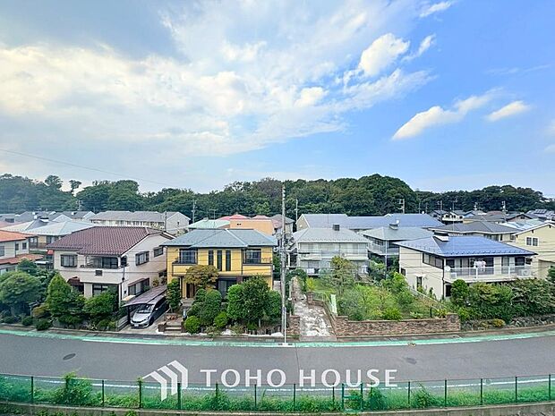 「穏やかな街並みの眺望」穏やかな街並みを一望しながら、爽やかな風と柔らかく降り注ぐ陽光を感じて頂けます。心地良い開放感が暮らしにゆとりと充足感をもたらします。