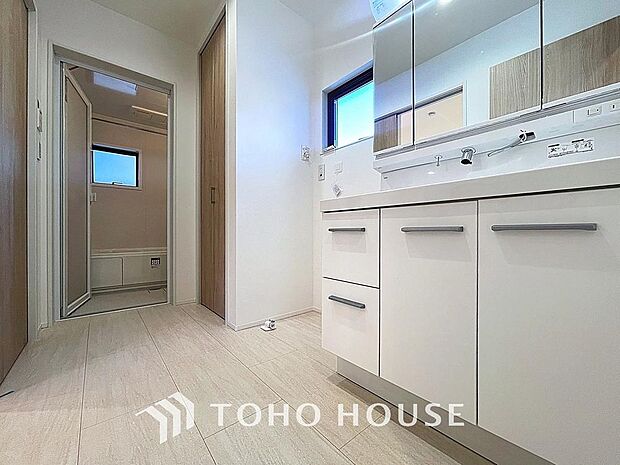 「清潔感ある洗面所」落ち着いた空間を演出するカラーと、ゆったり落ち着いてお使い頂ける広さが魅力のパウダールーム。居室からも独立しており、プライベート空間を保ちます。