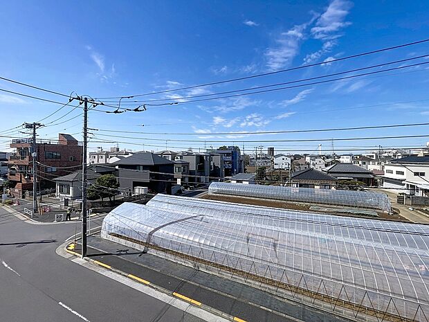 星空が地上に映りこむかのような夜景のきらめきまで、この街ならではの美しい風景の物語が室内に展開。