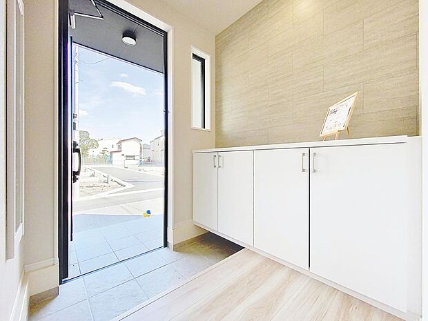 「玄関」人を迎え入れる最初の場所だからこそ、清潔感があり纏まった空間にして頂ける様にゆとりあるシューズボックスを設置しました。おでかけの時も帰宅の時も、すっきりとした玄関は気持ちが良いものです。