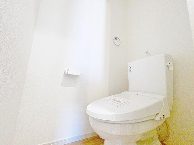 「温水洗浄便座付きトイレ」トイレは快適な温水洗浄便座付です。清潔感のあるホワイトで統一しました。いつも清潔な空間であって頂けるよう配慮された造りです。