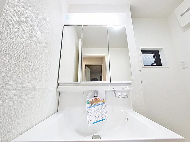 「すっきり片付く収納力。三面鏡洗面台。」身だしなみを整えやすい事はもちろんですが、鏡の後ろに収納スペースを設ける事により、散らかりやすい洗面スペースをすっきりさせる事が出来るのも嬉しいですね。