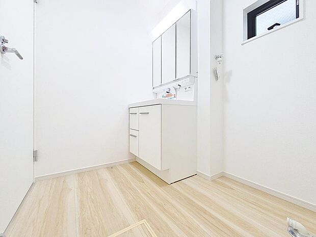 「清潔感ある洗面所」落ち着いた空間を演出するカラーと、ゆったり落ち着いてお使い頂ける広さが魅力のパウダールーム。居室からも独立しており、プライベート空間を保ちます。