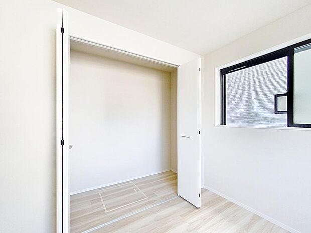 「収納豊富。」収納の多さも魅力です。使い勝手の良い収納を豊富に設置しております。居住スペースを充分に確保することができる為、ゆとりある室内で、ゆっくりとご寛ぎいただけます。