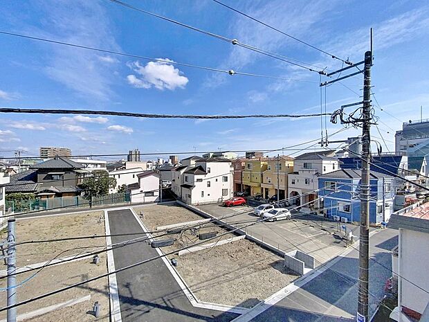 「穏やかな街並みの眺望」穏やかな街並みを一望しながら、爽やかな風と柔らかく降り注ぐ陽光を感じて頂けます。心地良い開放感が暮らしにゆとりと充足感をもたらします。