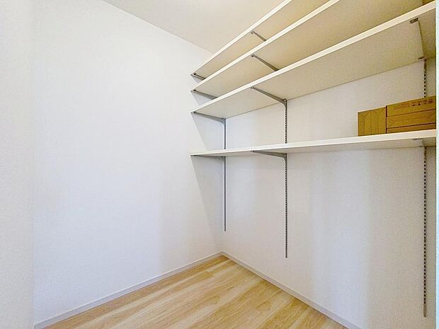 「キッチン・パントリー収納」キッチン横にはパントリー収納を設置。効果的な日常備蓄ができ、日々の収納だけでなく、防災面での備えとしても有効活用できます。