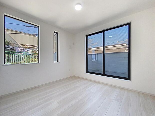 「通風良好の2面採光居室」書斎としても、趣味やくつろぎのスペースとしてお使いいただけます。家族と一緒に楽しい時間を過ごす中にも、一人でくつろげる時間と場所は特別なものになります。