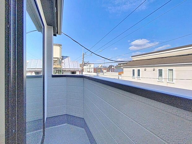 「開放感感じるバルコニー」頬をなでる優しい風を感じることが出来るバルコニー。つい深呼吸をしたくなる気持ちの良い眺望はこのお部屋の自慢です。
