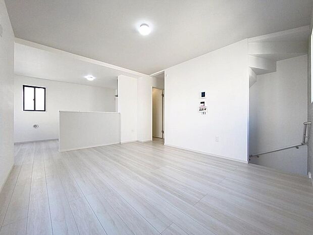 「穏やかな時が流れる癒しの空間」穏やかな光が明るくリビングルームを包みます。心地よい空間が、ご家族のかけがえのない時間に優しく寄り添います。