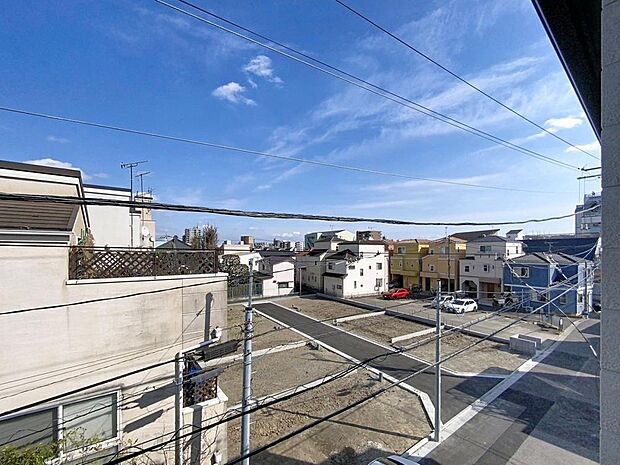 「穏やかな街並みの眺望」穏やかな街並みを一望しながら、爽やかな風と柔らかく降り注ぐ陽光を感じて頂けます。心地良い開放感が暮らしにゆとりと充足感をもたらします。