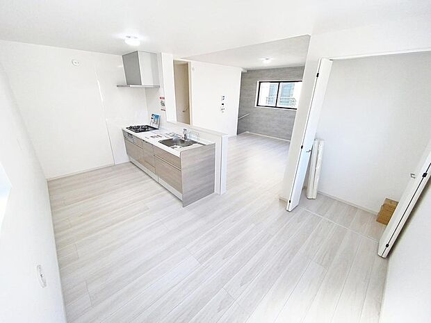 「寛ぎ空間。16帖以上リビング」オープンでのびやかな空間を生み出すひろびろとしたLDK。家族との時間を大切にした住空間です。