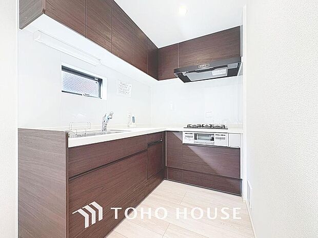 「家事時短の叶うキッチン◎」効率よくお料理ができる3口コンロ・食洗機・出し入れしやすいスライド収納を完備したシステムキッチン。確かな機能性を実感頂けます。