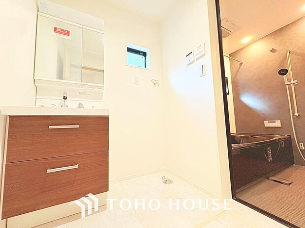 「窓あり×洗面所」湿気の多くなりやすい洗面所も、窓があることで換気が可能なので気持ちよくお使い頂けます。