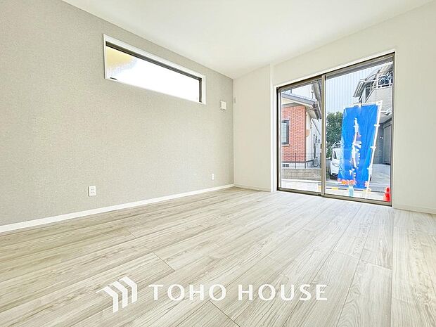 「バルコニーに面した居室」主寝室は十分な広さに加えて、快適に目覚められるよう、大きな採光窓を設けました。