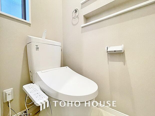 「温水洗浄便座付きトイレ」トイレは快適な温水洗浄便座付です。清潔感のあるホワイトで統一しました。いつも清潔な空間であって頂けるよう配慮された造りです。