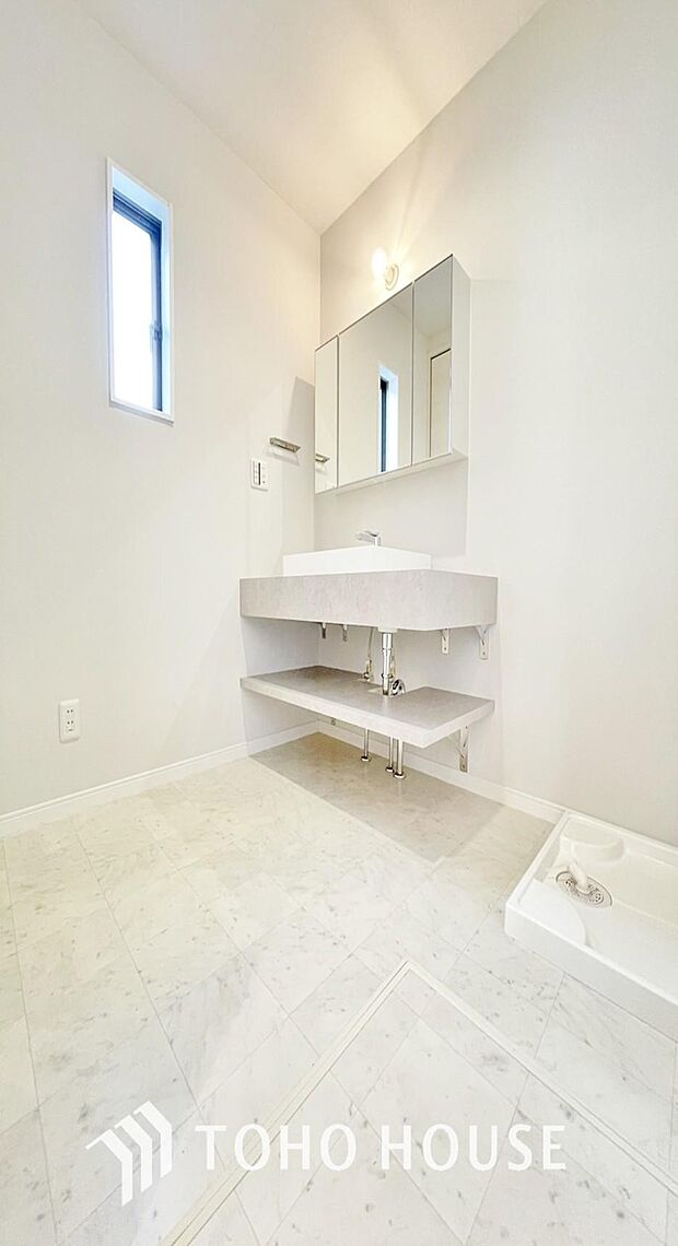 「すっきり片付く収納力。三面鏡洗面台。」身だしなみを整えやすい事はもちろんですが、鏡の後ろに収納スペースを設ける事により、散らかりやすい洗面スペースをすっきりさせる事が出来るのも嬉しいですね。