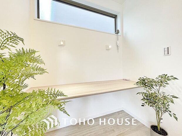 「リモートワーク対応。」移ろうニーズに対応したお家。リモートワークも快適に。カウンターデスクが設置されております。お仕事だけではなく、家事や勉強、趣味のスペースとしてもお使い頂けます。