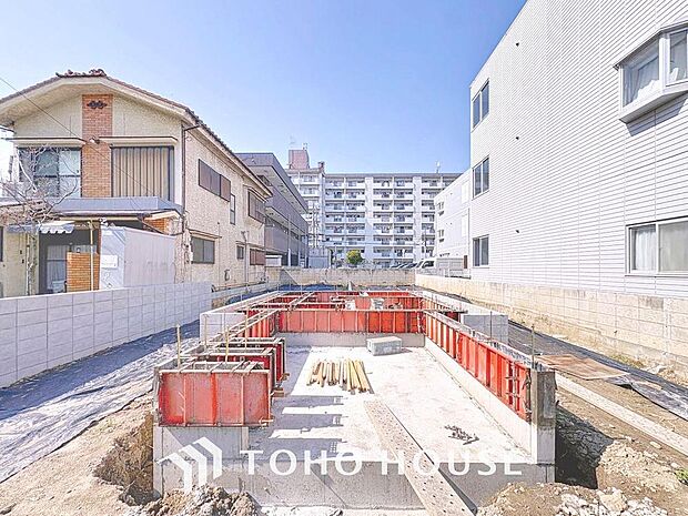 「2025年12月完成予定。」南向きバルコニーに面した2階リビング・約16帖のLDK。エコジョーズを採用した3階建ての邸宅です。