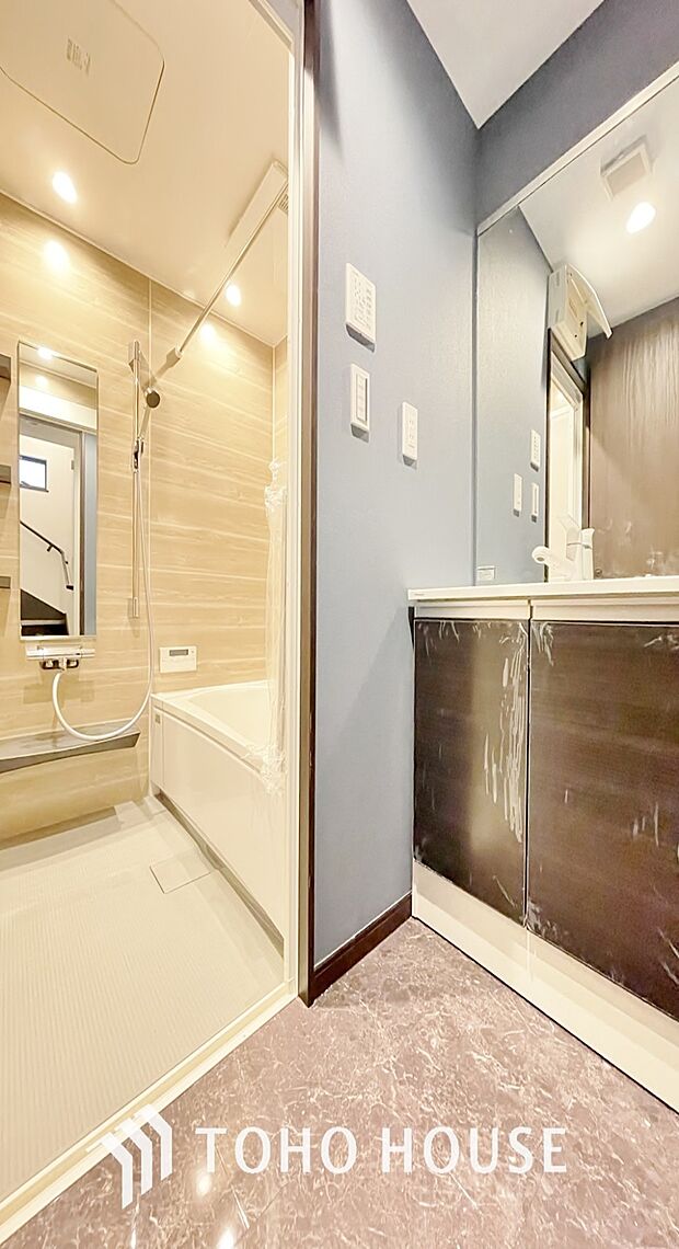 身だしなみのチェックがしやすい大きな鏡、下には収納がたっぷり。スッキリとした空間を演出いたします。