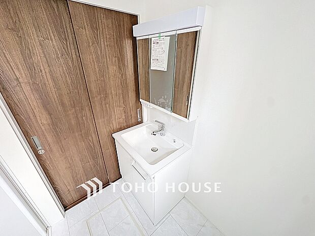 お家の中でも特にプライベートスペースとなる洗面所は、洗濯場所と浴室を同じ空間でまとめております。