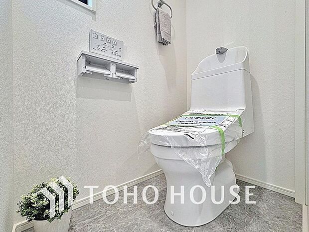 「温水洗浄便座付きトイレ」トイレは快適な温水洗浄便座付です。清潔感のあるホワイトで統一しました。いつも清潔な空間であって頂けるよう配慮された造りです。