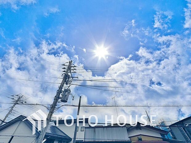 「穏やかな街並みの眺望」穏やかな街並みを一望しながら、爽やかな風と柔らかく降り注ぐ陽光を感じて頂けます。心地良い開放感が暮らしにゆとりと充足感をもたらします。