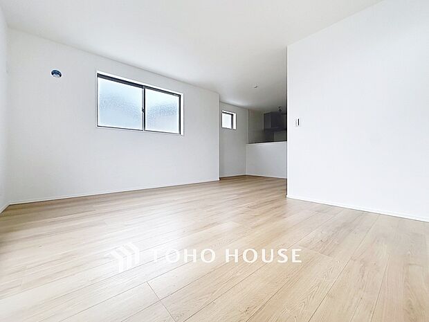 リビングも広く設け、訪れる人々を暖かく迎えてくれます。