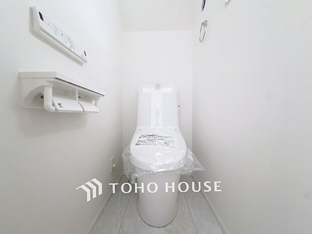 十分な広さと清潔感のあるカラーで纏まったおトイレ。時間に余裕とゆとりを持たせます。