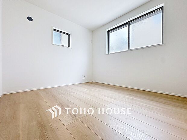 一日の疲れを癒やしてくれる主寝室。時を忘れて過ごす場所として過ごせるお部屋。