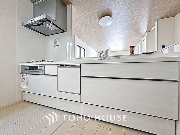 夫婦そろってキッチンに立っても調理がしやすく余裕の広さ。家事をしながら会話も弾みます。