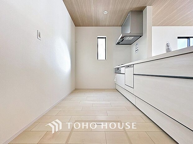 キッチンの収納は、デッドスペースになりやすい箇所を有効活用できる、スライド式収納を採用しました。