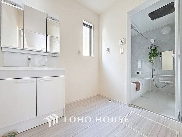 手で洗いたい大切な服など、広く使えると助かる洗面台は汚れの付きにくい形状と素材で造られております。