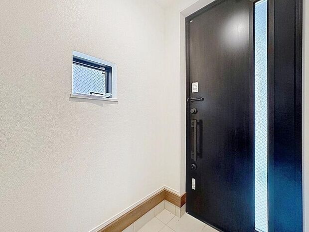 「玄関」人を迎え入れる最初の場所だからこそ、清潔感があり纏まった空間にして頂ける様にゆとりあるシューズボックスを設置しました。おでかけの時も帰宅の時も、すっきりとした玄関は気持ちが良いものです。