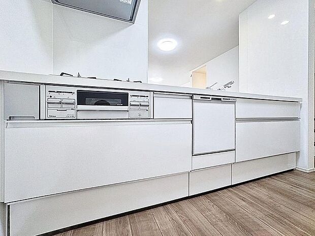 「対面キッチン」キッチンスペースは、ゆとりの広さを確保。開放的な対面式キッチンなので、ご家族との会話を楽しうことはもちろん、お子様を見守りながら家事時間を進められます。